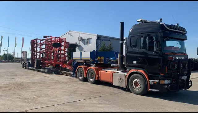 Utilaj agricol pe trailer surbaisat, transport agabaritic organizat de Dacoda
