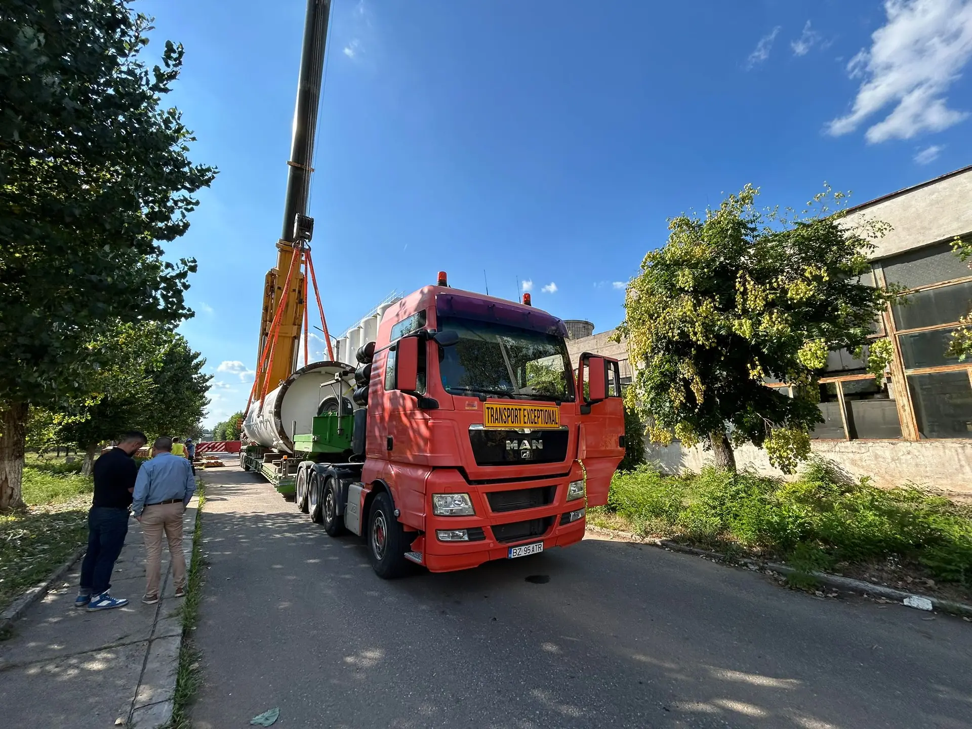 Rezervorul industrial de 51 de tone, pregătit pentru ridicare la combinatul din Târgoviște